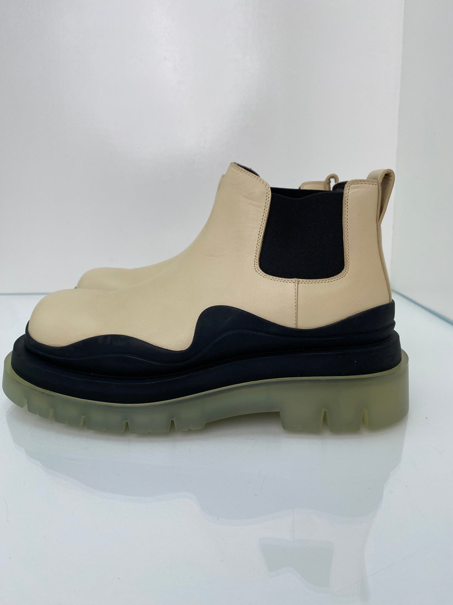 Bottega Veneta Nude Tire Chelsea Boots, 40