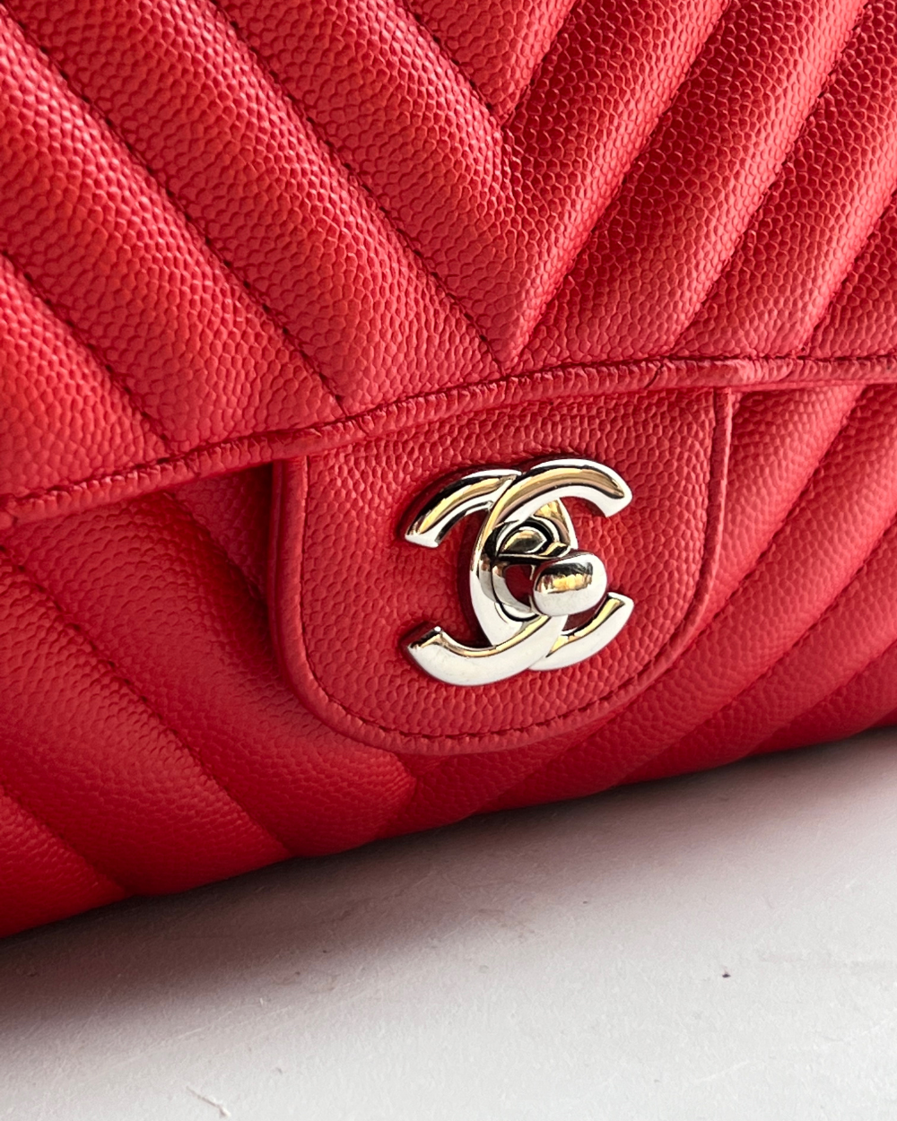 Chanel Red Medium Classic Caviar SHW, d