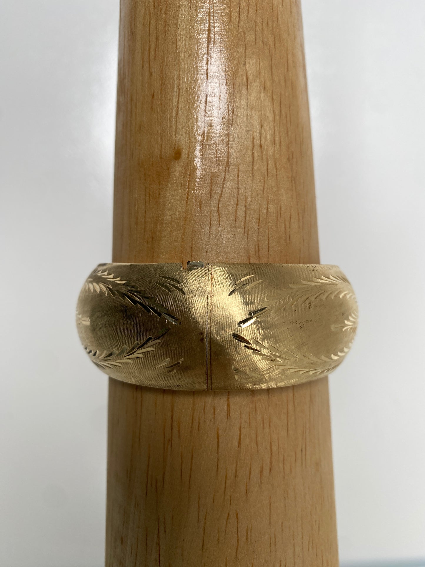14KY Etched Gold Bangle