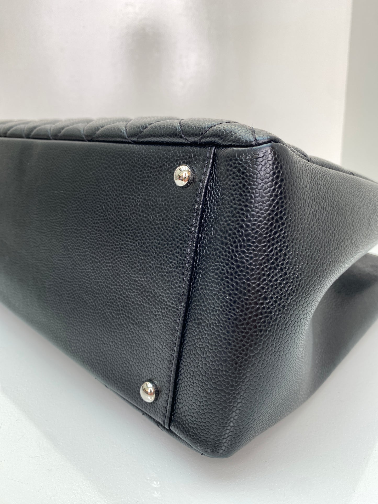 Chanel Black Caviar XL GST SHW #18