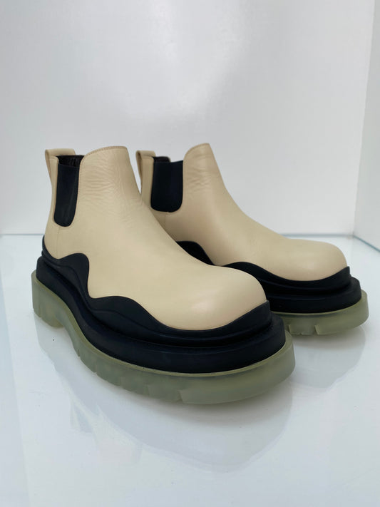 Bottega Veneta Nude Tire Chelsea Boots, 40