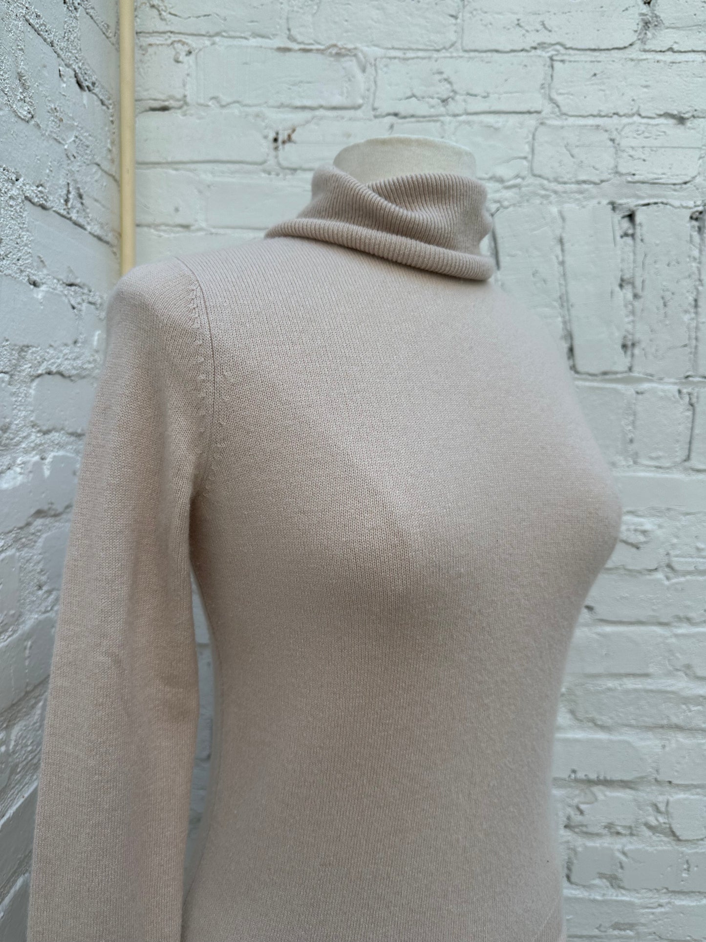 Neiman Marcus Pink Turtleneck Cashmere Sweater, S