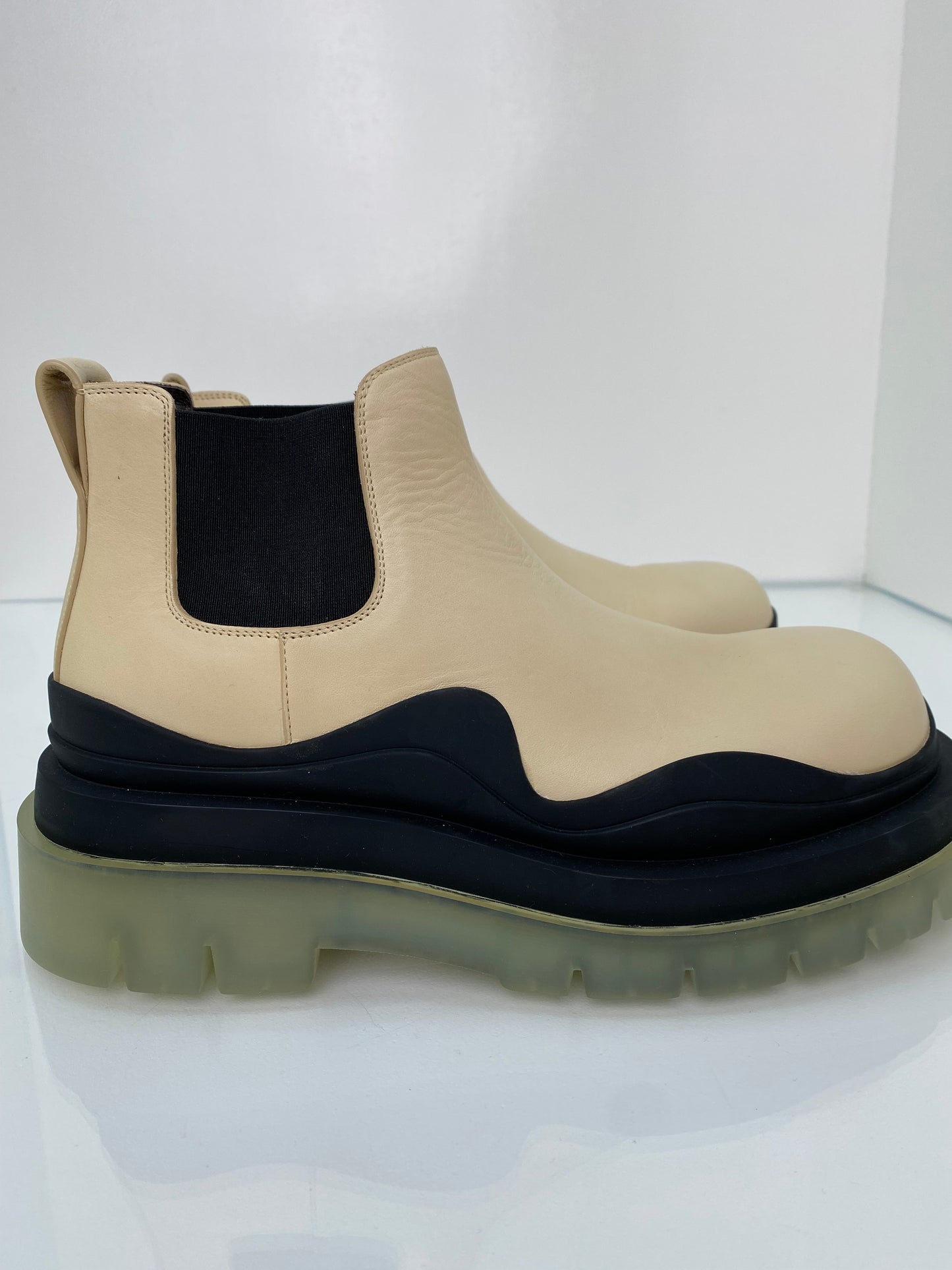 Bottega Veneta Nude Tire Chelsea Boots, 40