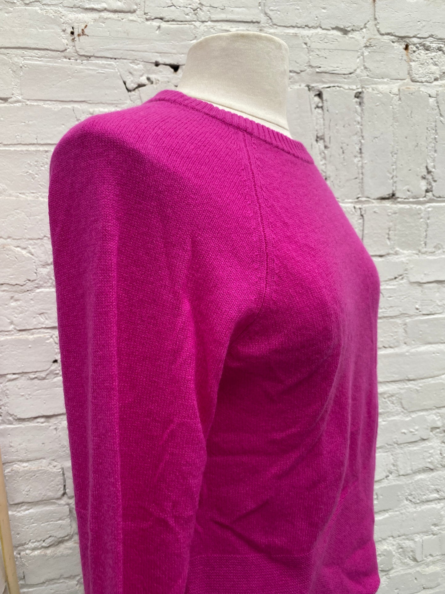Brodie Cashmere Magenta Crewneck Sweater M