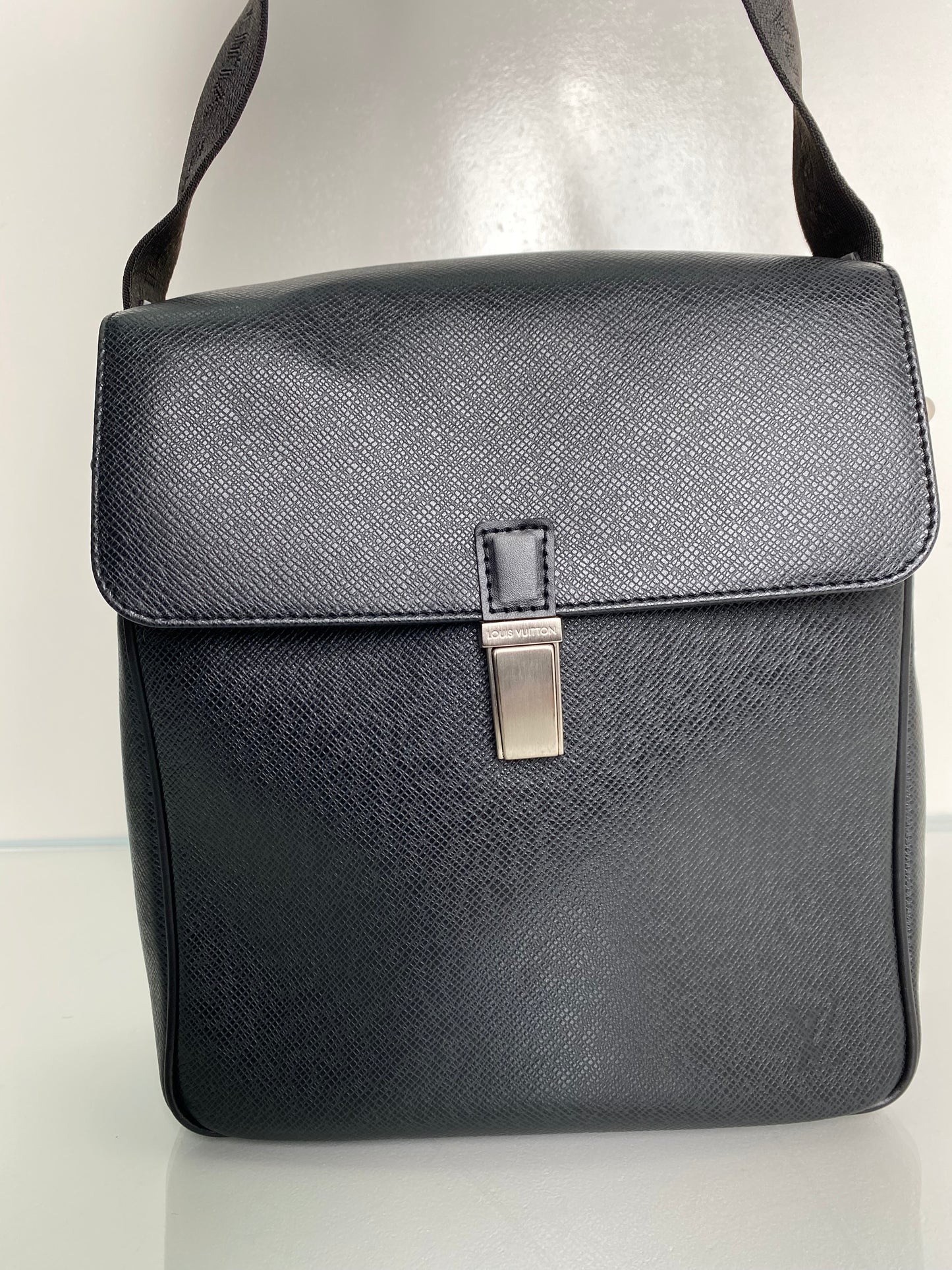 Louis Vuitton Yaranga Black Taiga Ardoise Men’s Shoulder Bag SHW