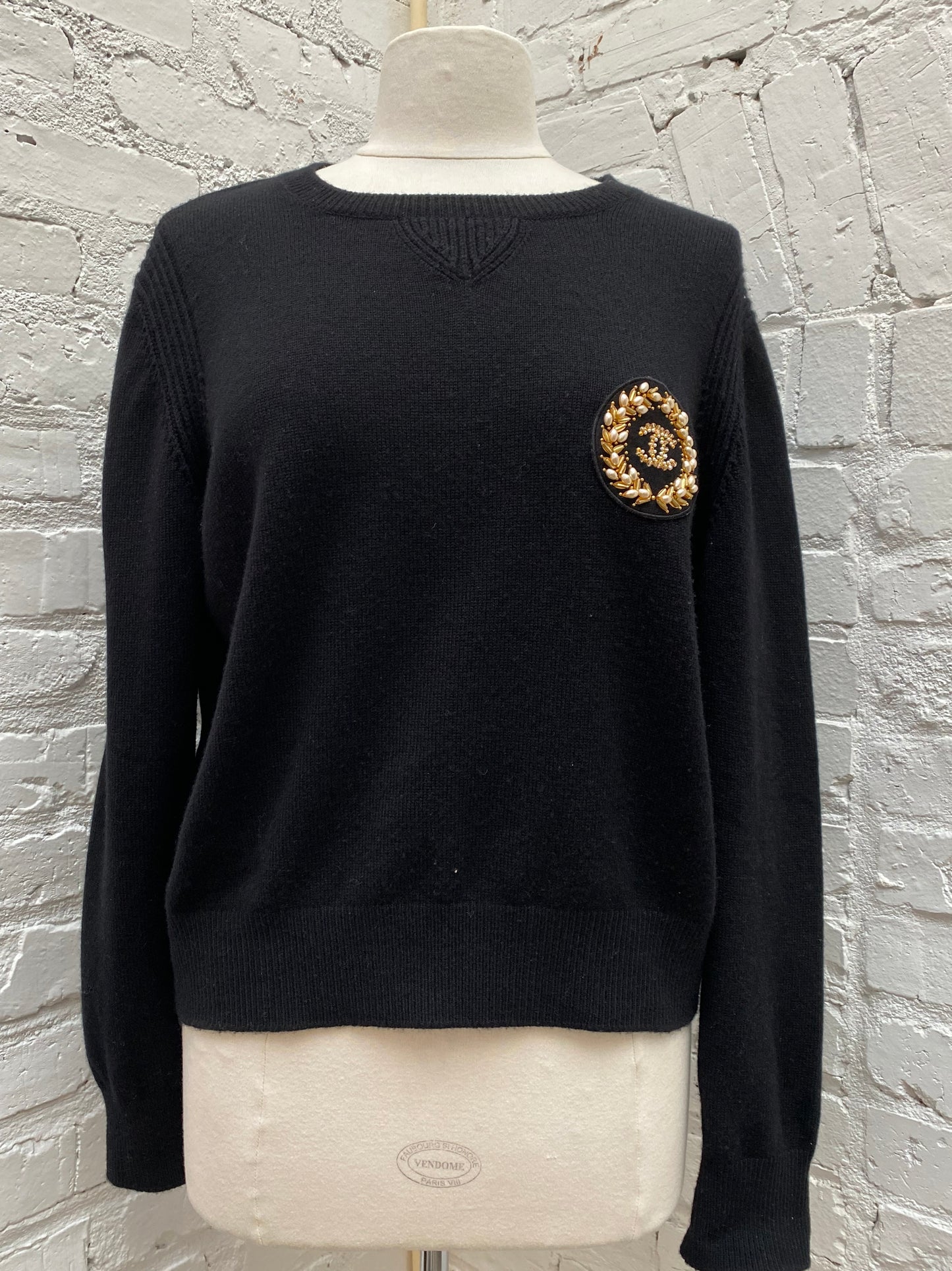 Chanel Black Cashmere Pullover CC Wreath, 50