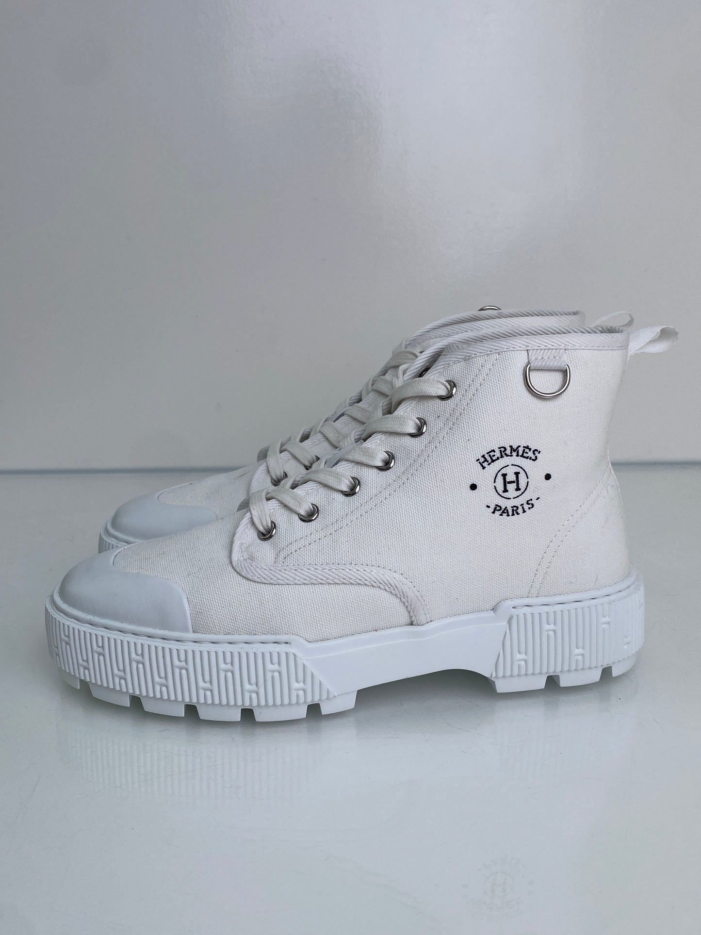 Hermès White Canvas Itineraire Ankle Boots, 39