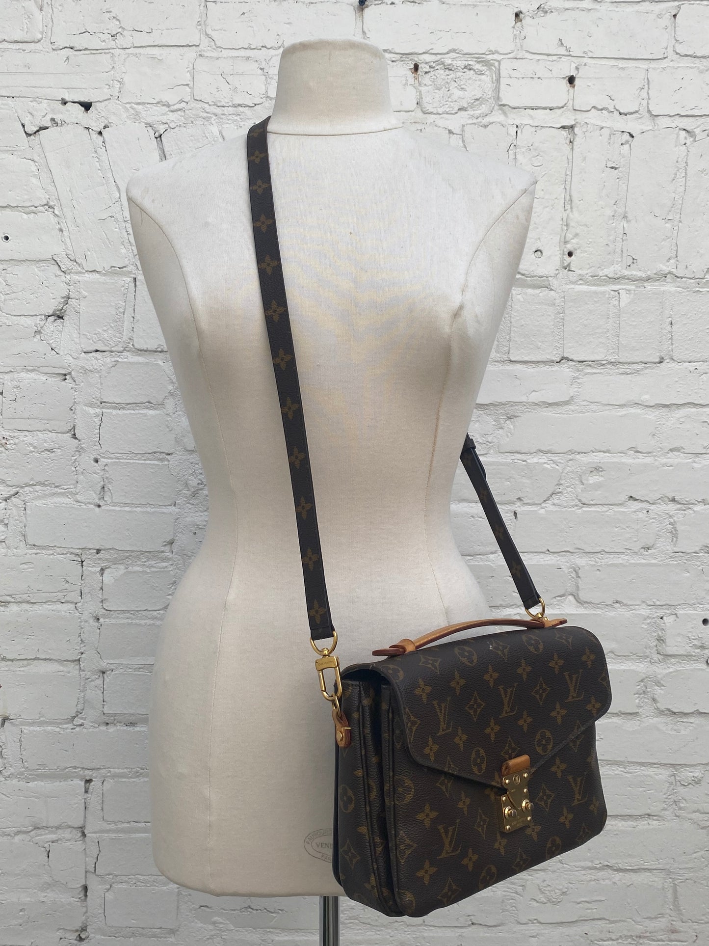 Louis Vuitton Monogram Pochette Metis Bag GHW