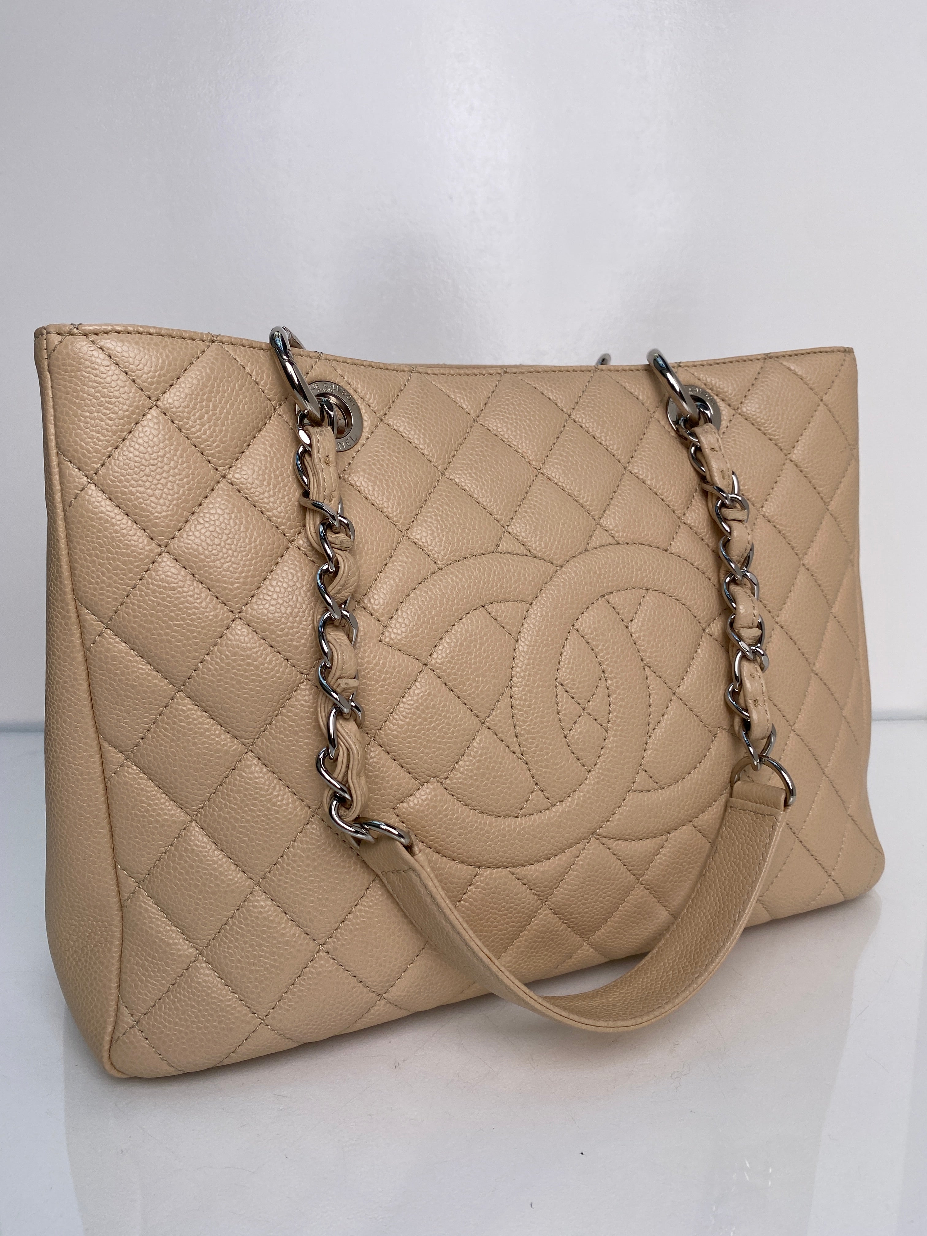 GASATANG　SHEWASCHOBBITLYNCHー　XL Chanel Grand Shopping Totes | Agora Vintage