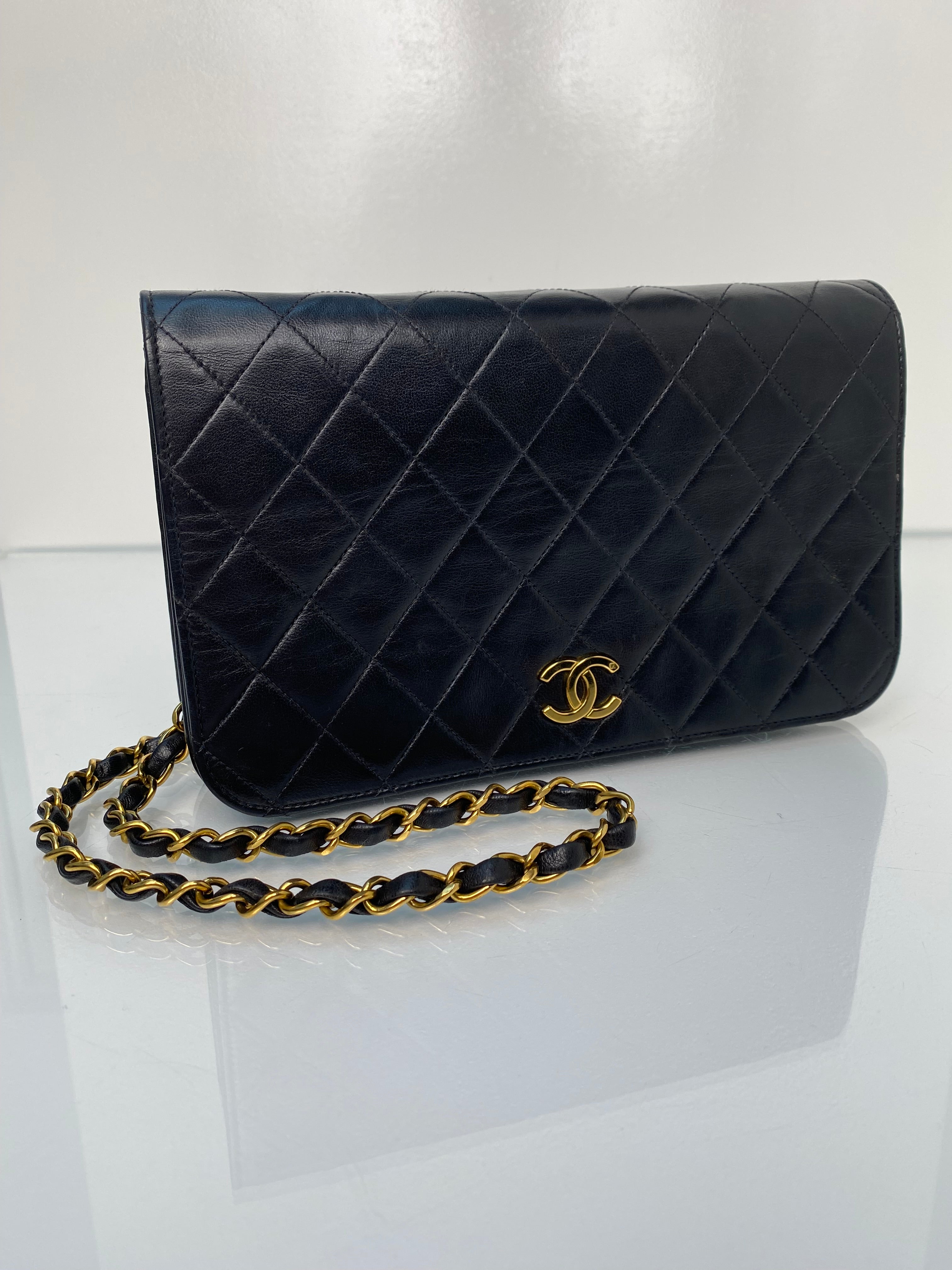 【ヴィンテージ】Rank:S☆Chanel Black Classic Flap Medium Bag Small classic handbag, Grained calfskin & gold-tone metal