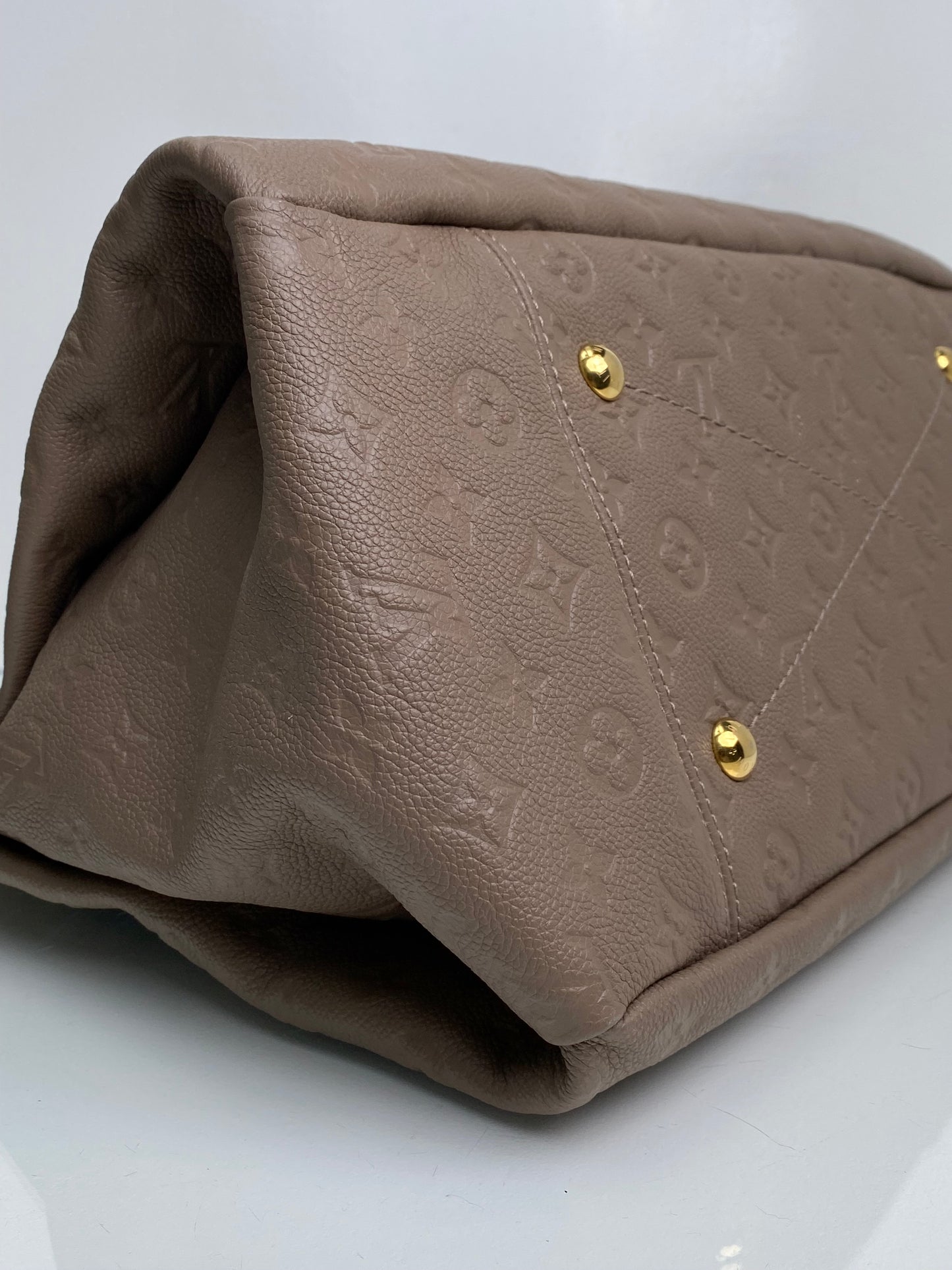 Louis Vuitton Artsy Taupe Empriente Leather GHW