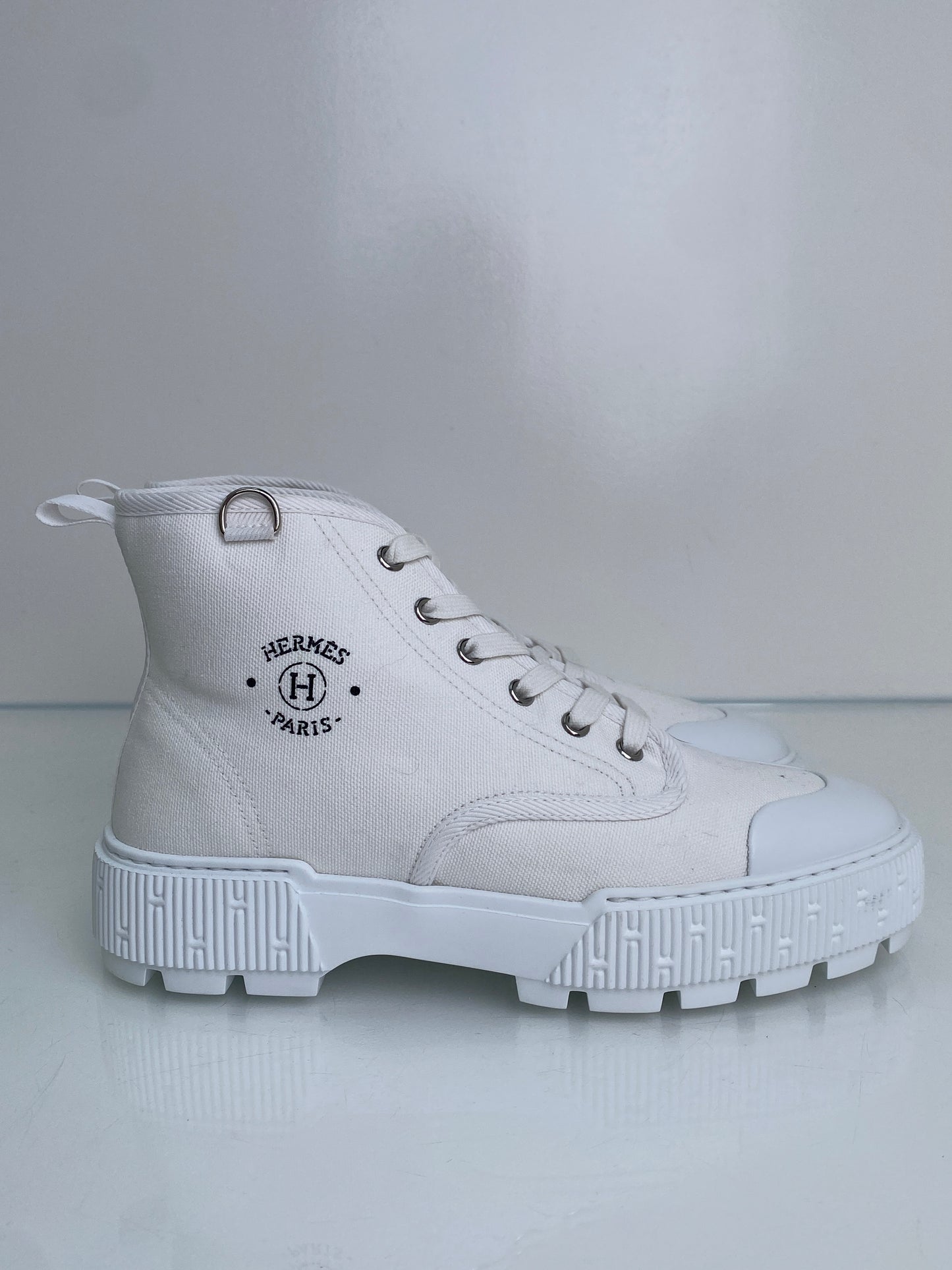 Hermès White Canvas Itineraire Ankle Boots, 39