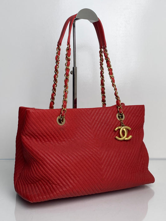 Chanel Red Chevron Lambskin Leather Shoulder Tote GHW