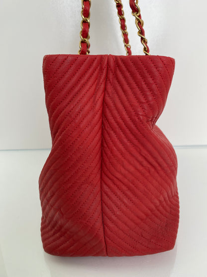 Chanel Red Chevron Lambskin Leather Shoulder Tote GHW