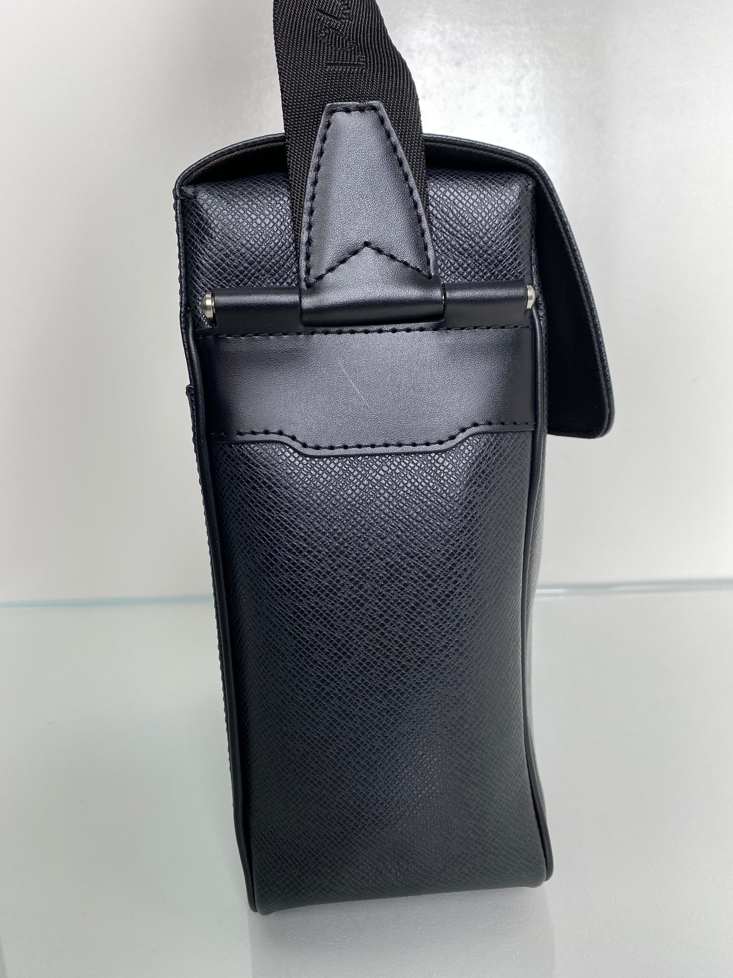 Louis Vuitton Yaranga Black Taiga Ardoise Men’s Shoulder Bag SHW