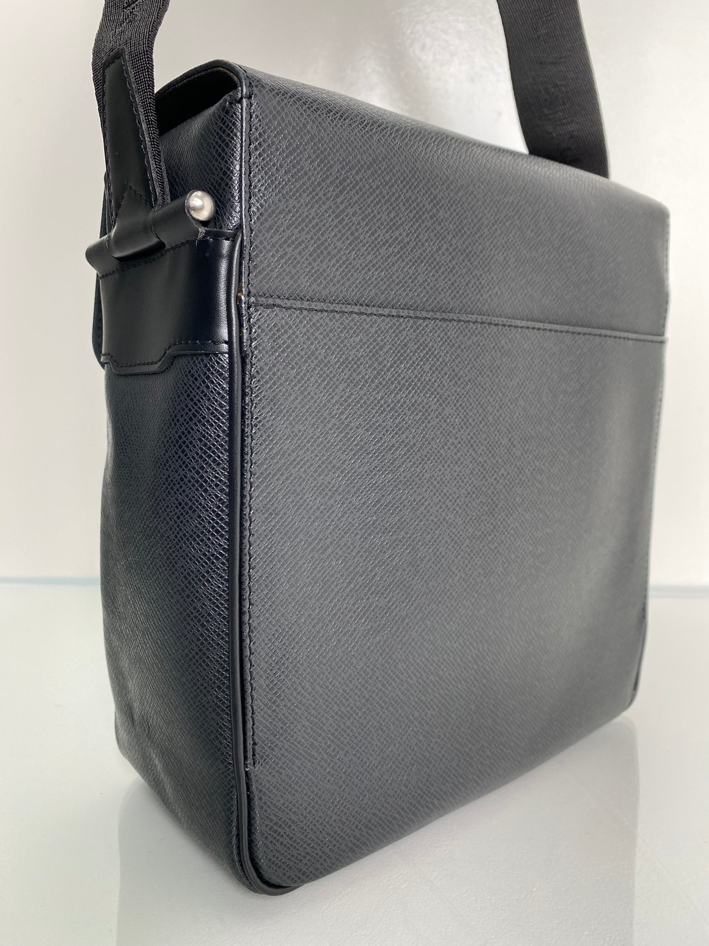 Louis Vuitton Yaranga Black Taiga Ardoise Men’s Shoulder Bag SHW