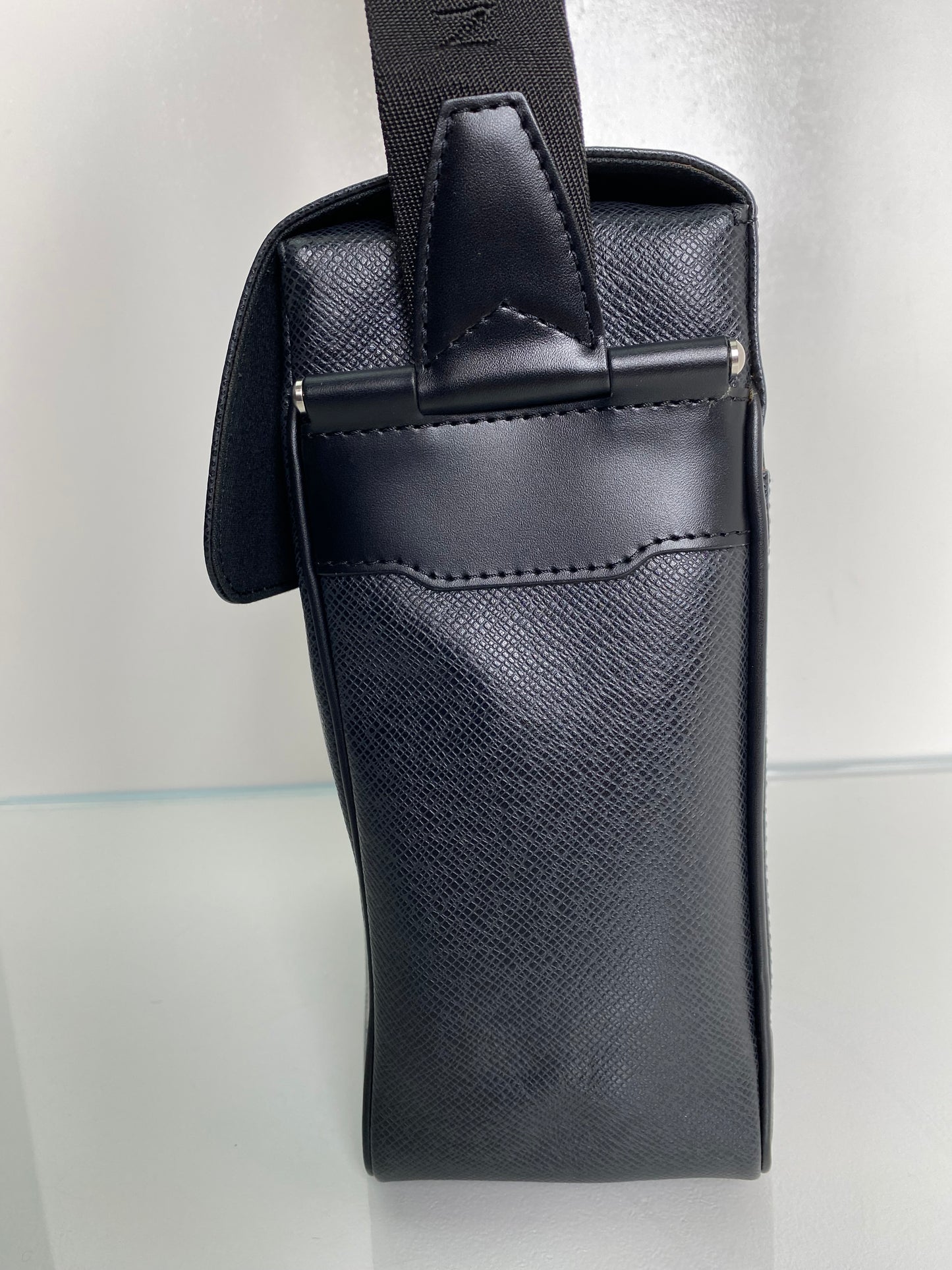 Louis Vuitton Yaranga Black Taiga Ardoise Men’s Shoulder Bag SHW