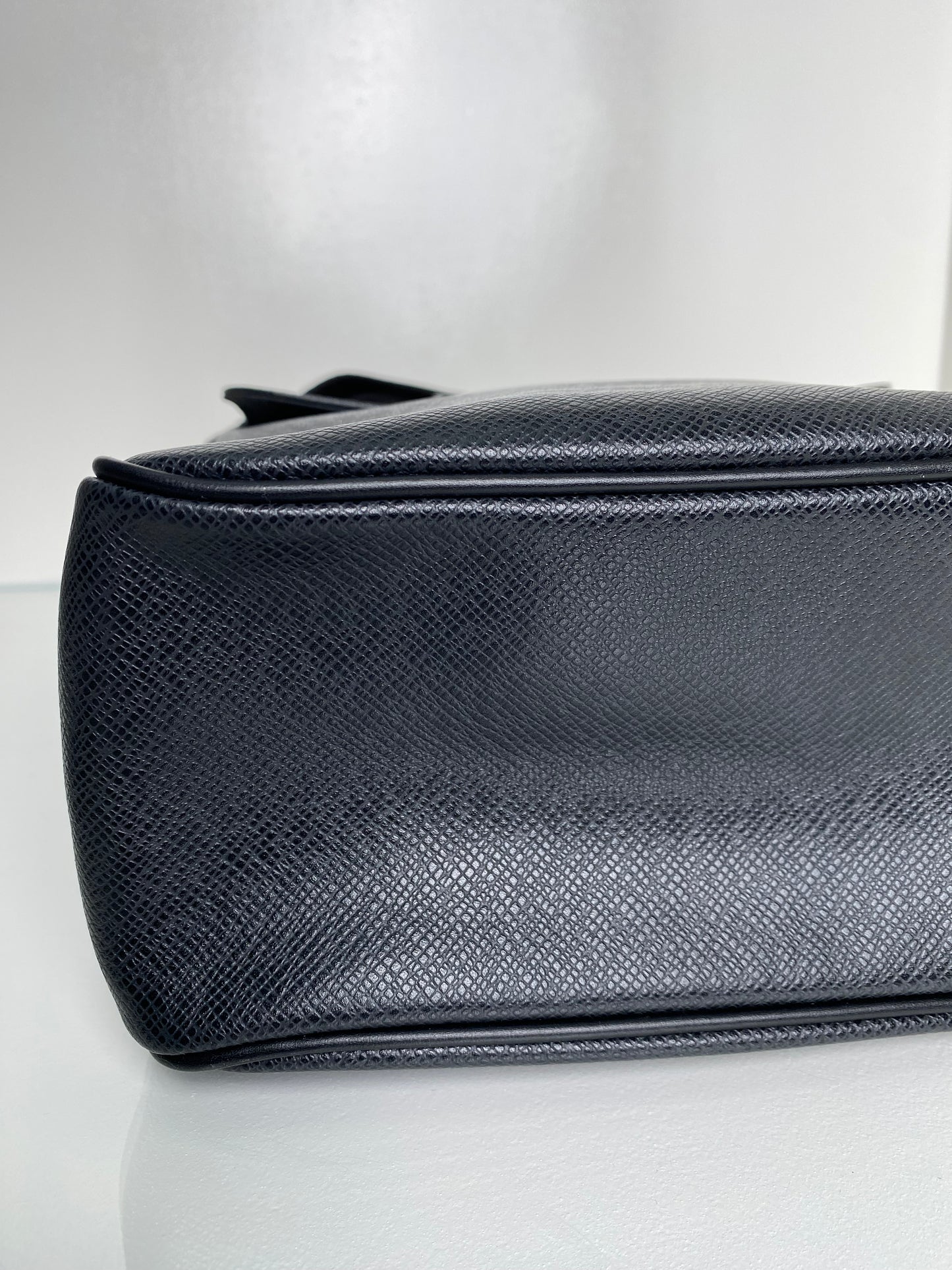 Louis Vuitton Yaranga Black Taiga Ardoise Men’s Shoulder Bag SHW