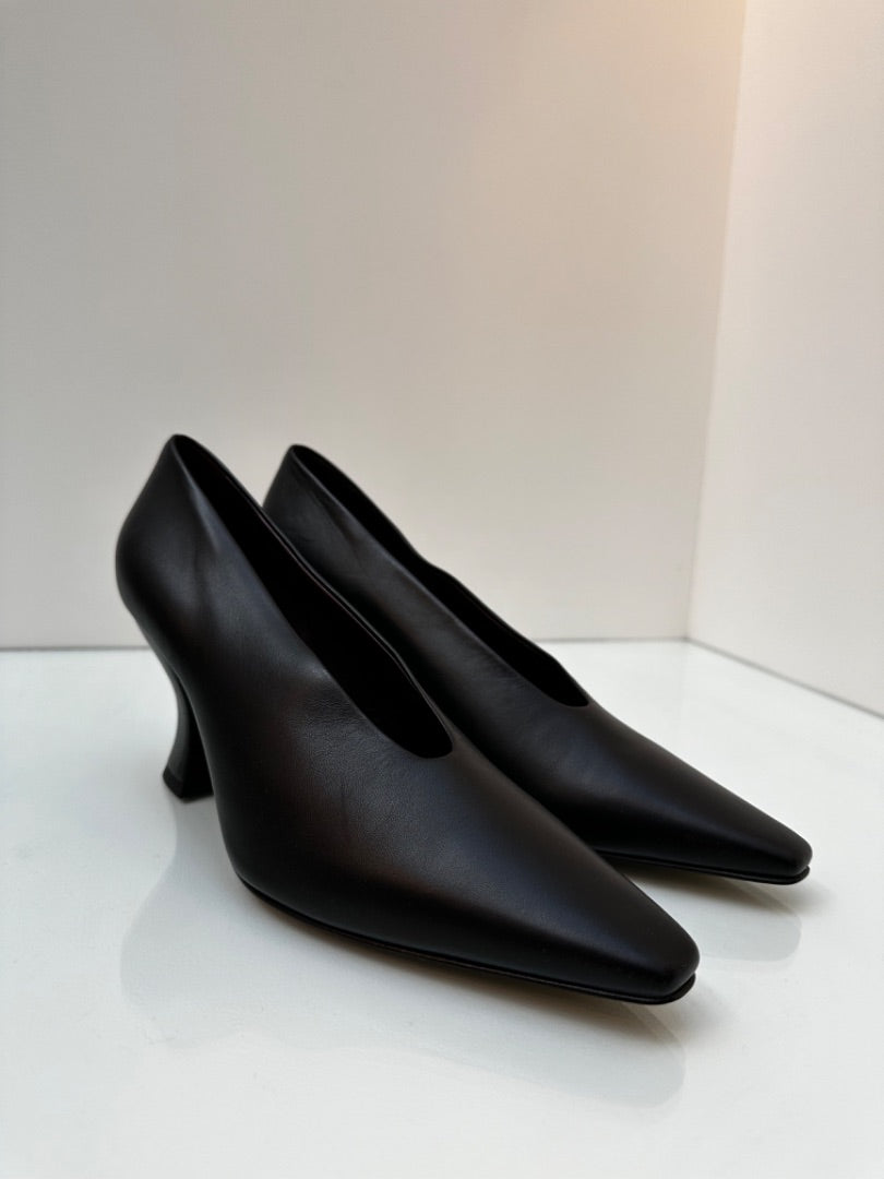 Bottega Veneta Black Leather Pointed Heels, 40