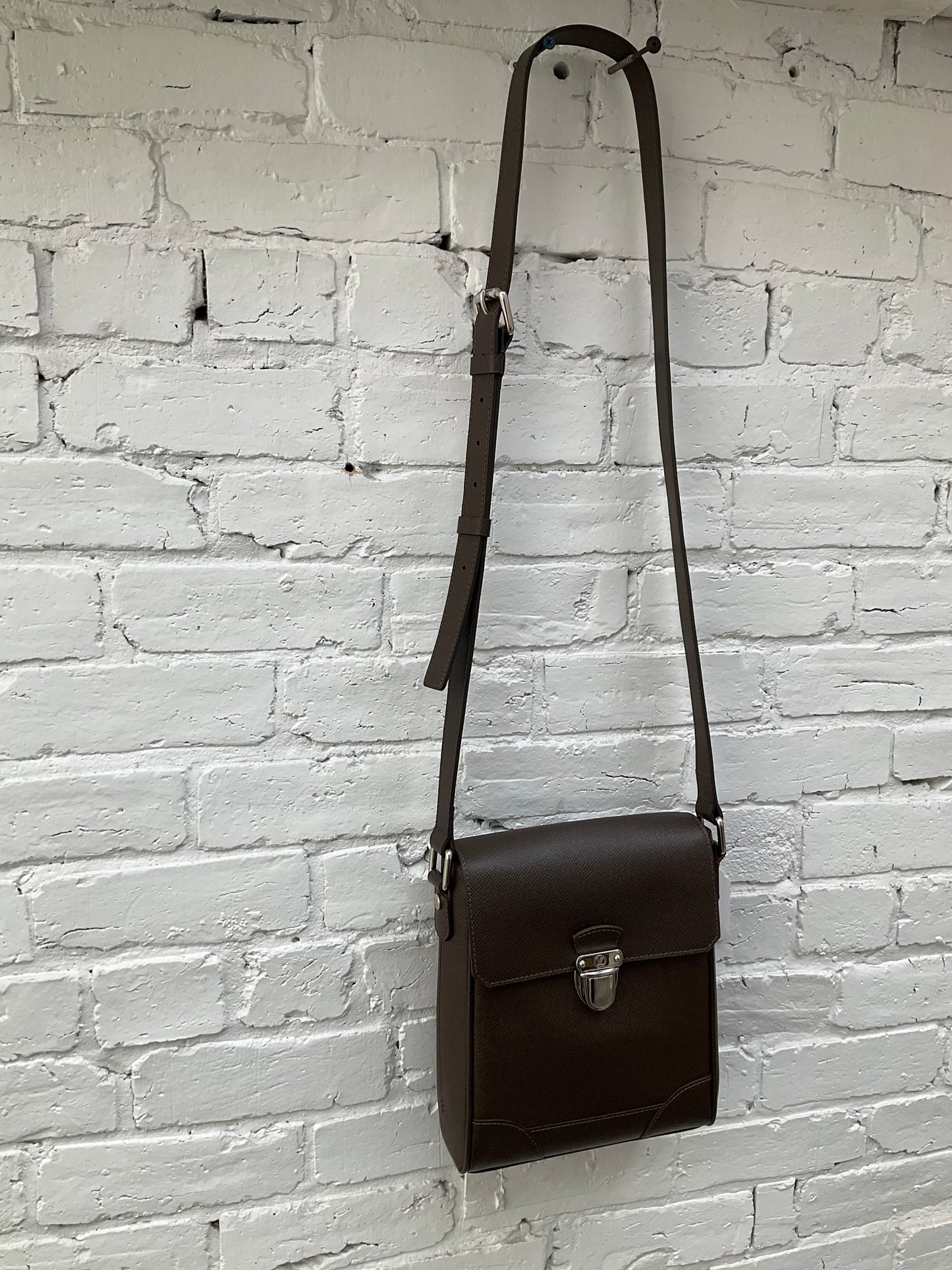 Louis Vuitton Luka Ardoise Messenger Taiga Leather Bag